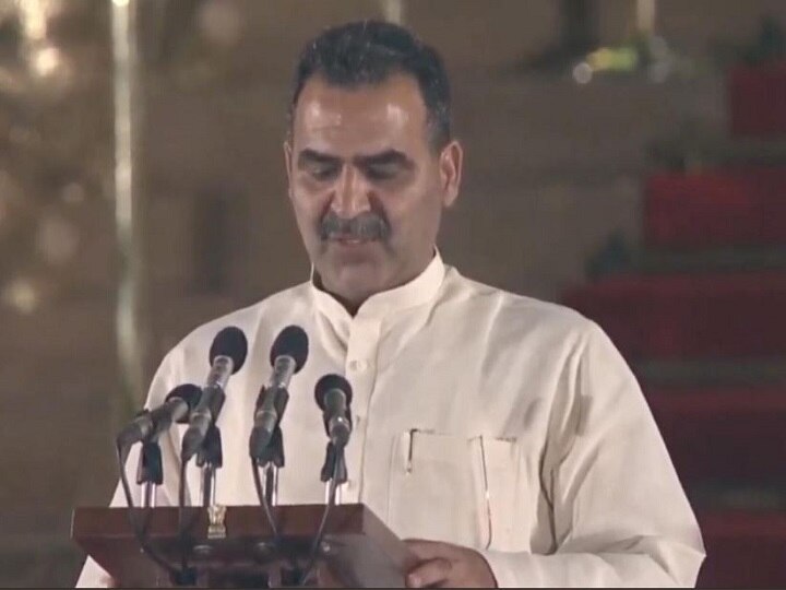 Sanjeev Balyan has sworn as a Minister,he  reached Parliament by defeating RLD Ajit Singh in Elections मुजफ्फरनगर से बीजेपी सांसद संजीव बालियान ने ली राज्यमंत्री पद की शपथ, मोदी सरकार-1 में भी रह चुके हैं मंत्री