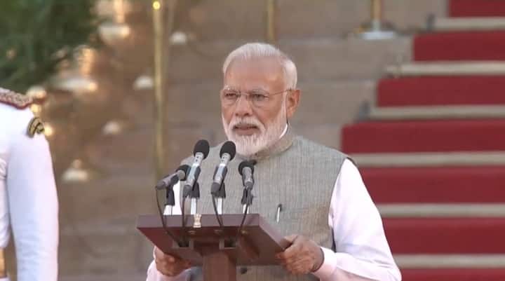 प्रचंड बहुमत के साथ दोबारा सत्ता में वापसी के बाद पीएम नरेंद्र मोदी ने एक बार फिर प्रधानमंत्री पद की शपथ ली. बीजेपी ने इस लोकसभा चुनाव में बंपर जीत हासिल करते हुए 303 सीटों पर जीत दर्ज की. इससे पहले वे नई दिल्ली में राजघाट, अटल समाधि स्थल और वॉर मेमोरियल गए. जहां उन्होंने श्रद्धांजलि दी. बता दें कि पिछली बार की तरह इस बार भी NDA ने पीएम मोदी के चेहरे पर चुनाव लड़ा था और उसकी साल 2014 से भी ज्यादा सीटें आई. एक बार फिर देश के मतदाताओं ने पीएम मोदी के नाम पर वोट किया. आइए जानते हैं कि मोदी सरकार पार्ट 2 में कौन-कौन से बड़े चेहरे हैं जिन्होंने मंत्री के लिए पद और गोपनीयता की शपथ ली.