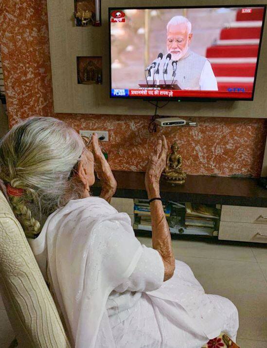मोदी की मां हीराबेन ने टीवी पर शपथग्रहण समारोह देखा. इस दौरान वह तालियां बजाती नज़र आईं.