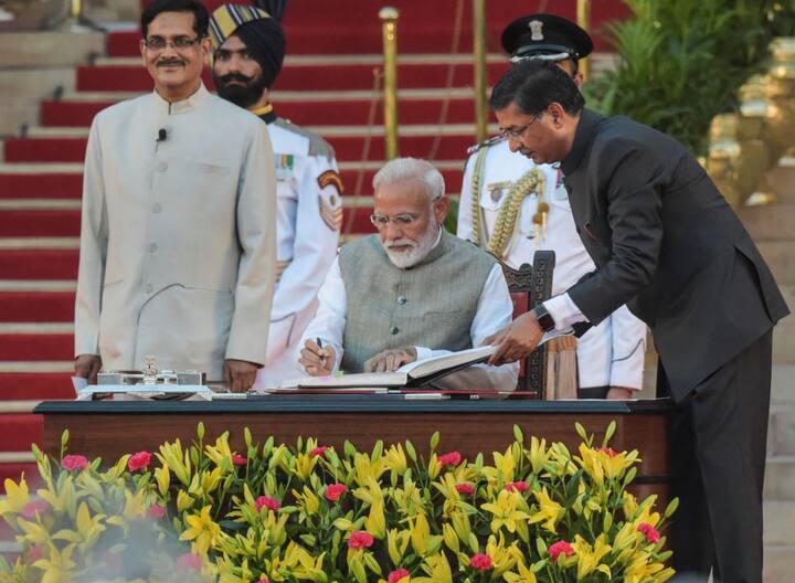 मोदी से पहले मोरारजी देसाई, चरण सिंह, वीपी सिंह, चन्द्रशेखर, एच डी देवगौड़ा, आई के गुजराल और अटलबिहारी वाजपेयी ऐसे गैर कांग्रेसी नेता थे, जिन्होंने प्रधानमंत्री के तौर पर शपथ ली.