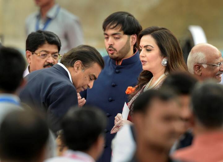 शपथ समारोह में एशिया के सबसे अमीर शख्स मुकेश अंबानी अपनी पत्नी और बेटे के साथ पहुंचे.