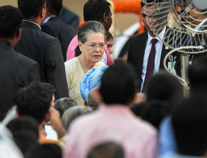 शपथ समारोह में यूपीए अध्यक्षा सोनिया गांधी और राहुल गांधी ने भी शिरकत की.