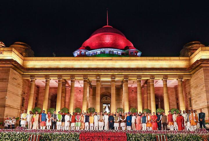 मोदी के नए मंत्रिमंडल के 24 कैबिनेट मंत्रियों में बीजेपी के 20 और एनडीए के घटक शिवसेना, लोजपा और शिरोमणि अकाली दल के एक एक सदस्य शामिल हैं. 