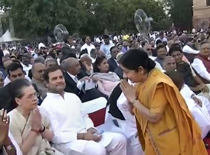 इस तस्वीर में सुषमा स्वराज सोनिया गांधी और राहुल गांधी से मिलती नज़र आ रही हैं.