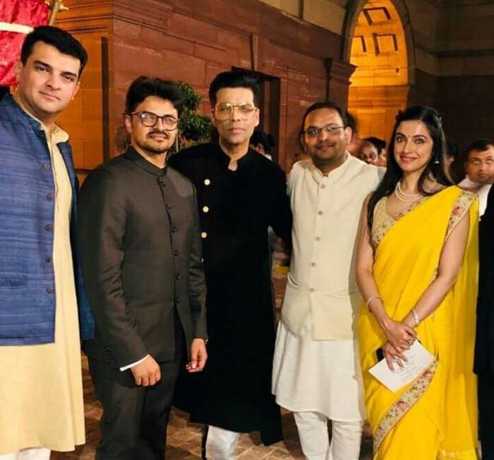 राष्ट्रपति भवन में आयोजित शपथ ग्रहण समारोह में करण जौहर, रजनीकांत, अनुपम खेर, बोनी कपूर, अनिल कपूर, शाहिद कपूर और कंगना रनौत जैसे कई बॉलीवुड सितारों ने शिरकत की.