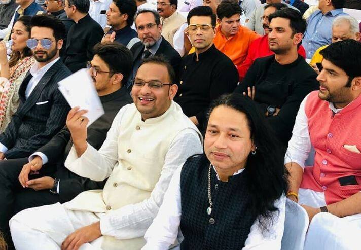 इस तस्वीर में आप देख सकते हैं कि सिंगर कैलाश खेर, करण जौहर और कई अन्य फिल्म स्टार नजर आ रहे हैं.