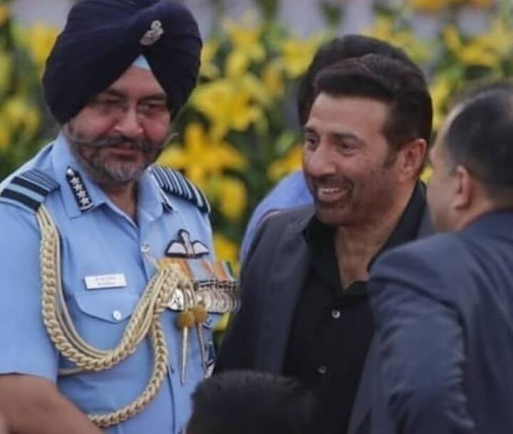 पहली बार सांसद चुने गए सनी देओल भी इस शपथ ग्रहण समारोह में हिस्सा लेने पहुंचे थे.
