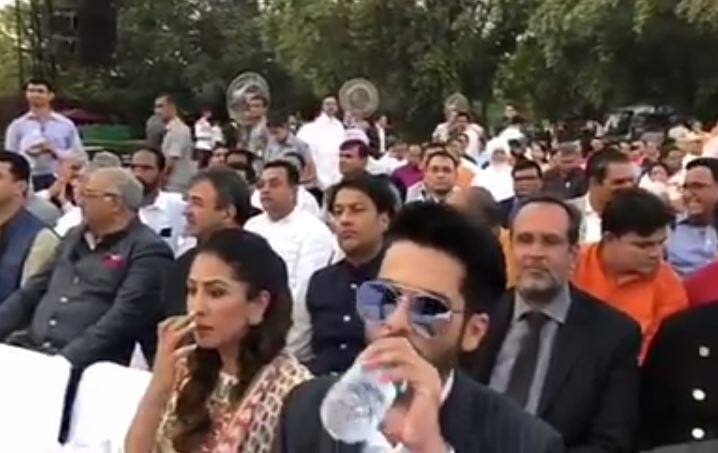 इस दौरान शाहिद और मीरा गर्मी से बेहाल भी नजर आए. जहां शाहिद बार -बार पानी पीते दिखे तो वहीं मीरा पसीना पोछती नजर आईं.