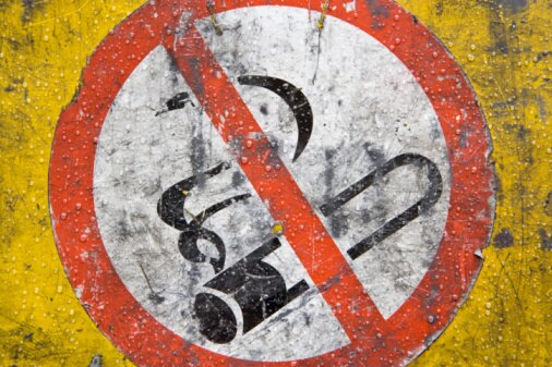 Mumbai High court Insists on Tobacco and smoking ban by Union Government கொரோனாவால் இறந்தவர்களில் புகைப்பிடிக்கும் பழக்கமுடையவர்கள் எத்தனை பேர்?  - மும்பை உயர்நீதிமன்றம் கேள்வி