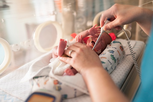 Saybie, born weighing 8.6 ounces, is the world's smallest surviving baby विश्व की सबसे 'नन्ही बच्ची' को अमेरिकी अस्पताल से मिली छुट्टी