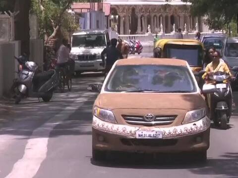 तपती गर्मी से बचने के लिए महिला ने कार पर चढ़ाई गाय के गोबर की परत, तस्वीरें वायरल तपती गर्मी से बचने के लिए महिला ने कार पर चढ़ाई गाय के गोबर की परत, तस्वीरें वायरल