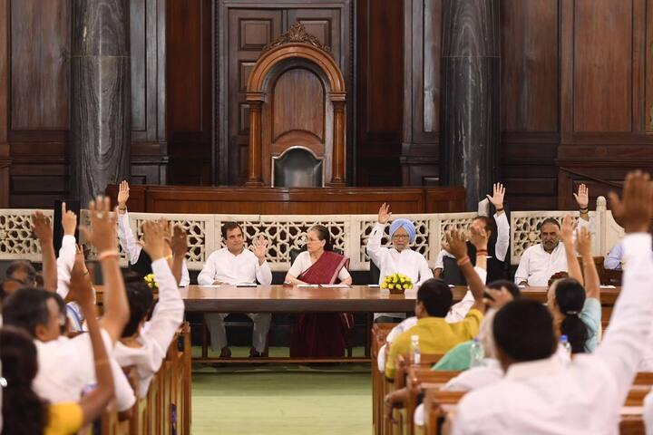 बैठक में कांग्रेस अध्यक्ष राहुल गांधी ने बड़ा बयान दिया. उन्होने कहा कि हमारे 52 सांसद इंच-इंच की लड़ाई लड़ेंगे. उन्होंने कहा है कि हमें आक्रामक बने रहना है.