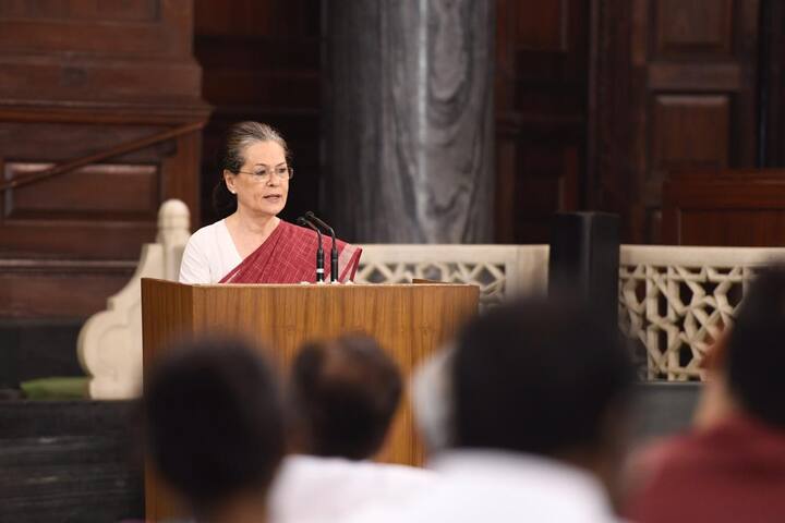 कांग्रेस को इस बार लोकसभा चुनाव में कुल 52 सीटें हासिल हुई हैं, जिस वजह से सदन में पार्टी को नेता प्रतिपक्ष की जिम्मेदारी एक बार फिर नहीं मिलेगी.