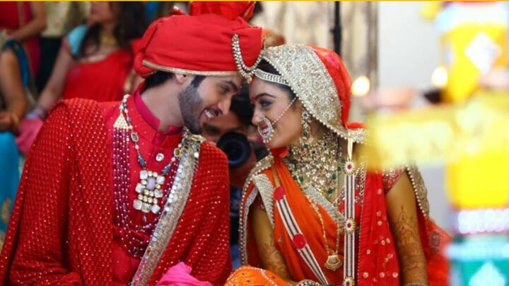 इसके बाद अब बधाईयों को सिलसिला शुरू हो चुका है. सोशल मीडिया के जरिए दोनों के फैंस इस नए नवेले शादीशुदा कपल को बधाईयां दे रहे हैं.