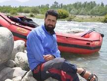 कश्मीरियत की मिसाल: रउफ अहमद ने जान देकर नदी में डूब रहे 5 लोगों की जान बचाई, 5 लाख रु. मुआवजे का एलान