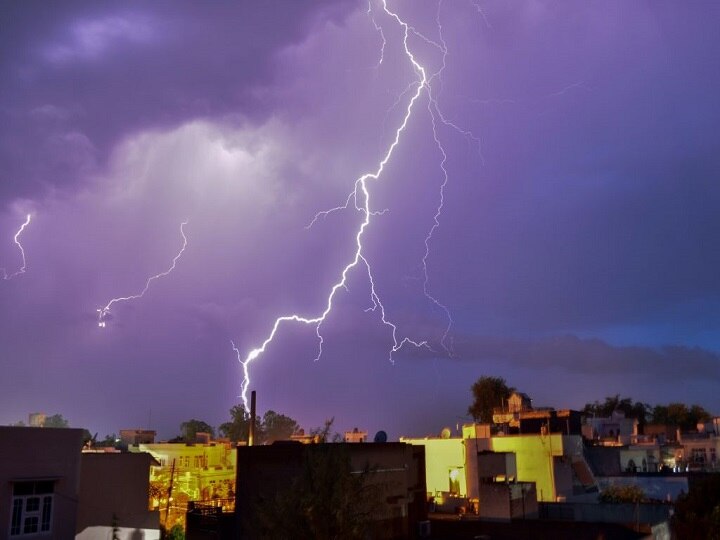 Lightning creates havoc in Mathura one gets killed in house collapse मथुरा में आकाशीय बिजली का कहर, मकान का हिस्सा ढहा, एक की मौत