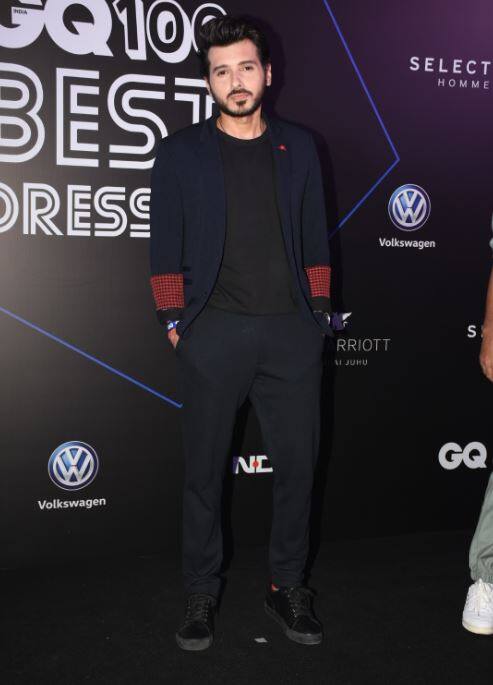 वेब सीरीज़ 'मिर्ज़ापुर' फेम दिव्येंदु शर्मा इस अंदाज़ में अवॉर्ड नाइट में शामिल होने पहुंचे. (तस्वीर: मानव मंगलानी)