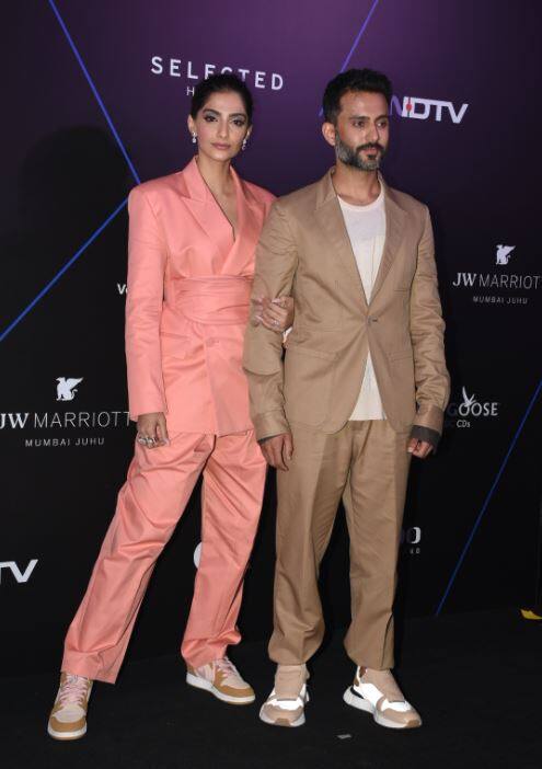 इस समारोह में सोनम कपूर अपने पति आनंद आहूजा के साथ शिरकत करने पहुंचीं. इस दौरान दोनों ने साथ में पोज़ दिए. (तस्वीर: मानव मंगलानी)
