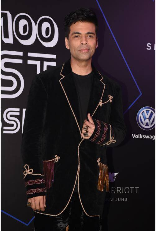 इस अवॉर्ड शो में करण जौहर भी बेहद खास स्टाइल में नज़र आए. (तस्वीर: मानव मंगलानी)