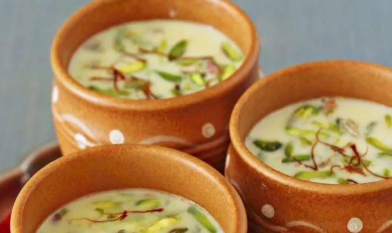 यूपी: त्रिपौलिया में आज भी कायम है ठंडई पीने-पिलाने की परंपरा, फिरोज गांधी भी थे मुरीद UP- Thandai tradition Still contineous in Tripaulia, Feroz Gandhi also in the habbit of drinking यूपी: त्रिपौलिया में आज भी कायम है ठंडई पीने-पिलाने की परंपरा, फिरोज गांधी भी थे मुरीद