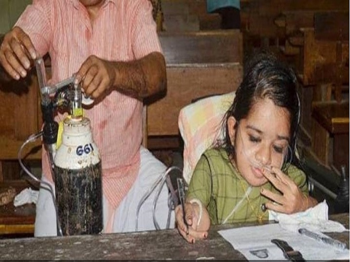 Kerala: A candidate sitting in the UPSC examination with Oxygen Cylinder मिसाल: केरल में UPSE प्री परीक्षा में ऑक्सीजन सिलेंडर के साथ बैठी 24 साल की लतीशा
