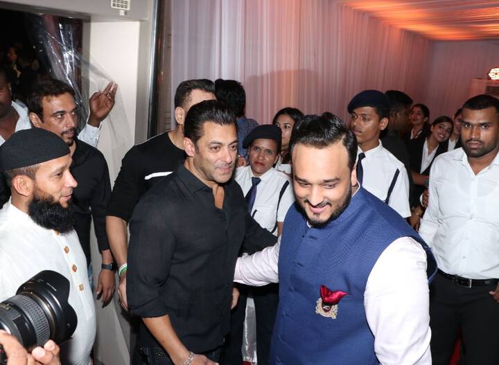 इफ्तार पार्टी में सलमान खान अकेले ही पहुंचे. इस दौरान बाबा सिद्दीकी के बेटे ने खुद उनका वेल्कम किया.