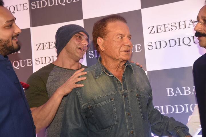 सलीम खान अपने बेटे सोहेल के साथ इस दावत में पहुंचे थे. (तस्वीर: मानव मंगलानी)