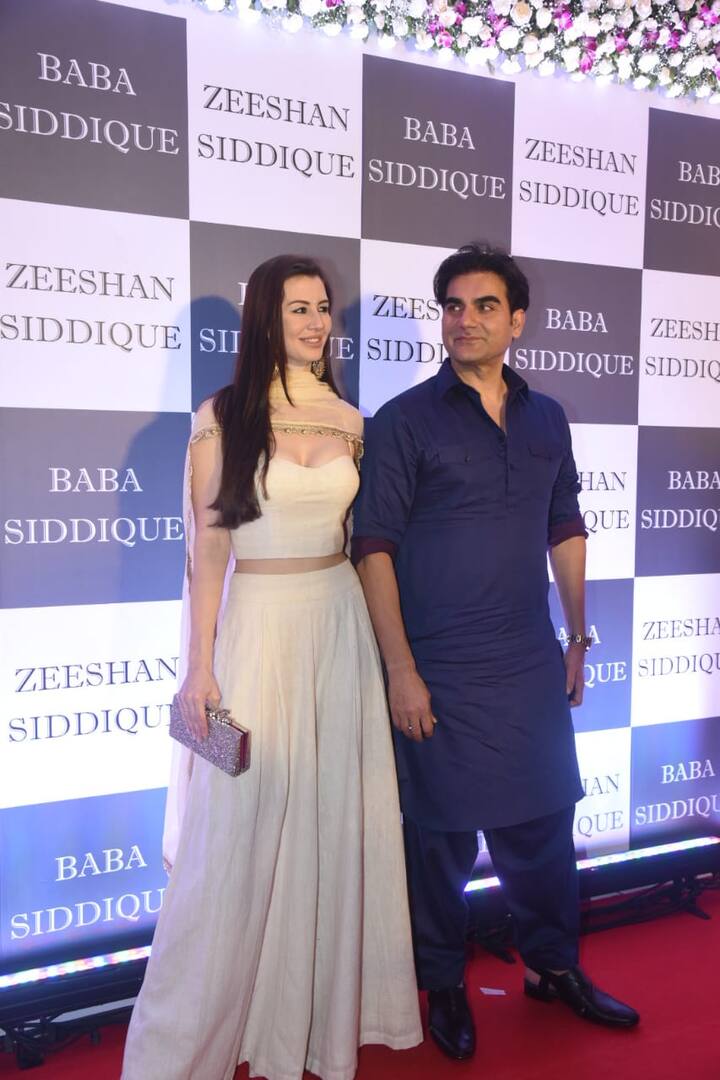 आपको बता दें कि ये पहला मौका है जब अरबाज़ खान अपनी गर्लफ्रेंड के साथ बाबा सिद्दीकी की इफ्तार पार्टी में शामिल हुए हैं. (तस्वीर: मानव मंगलानी)