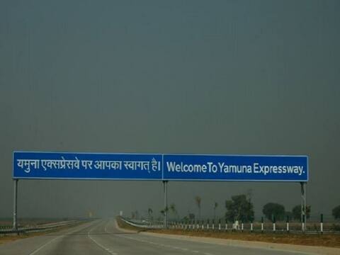 यूपी: यमुना एक्सप्रेस-वे पर भीषण हादसा- चार की मौत, दो दर्जन घायल यूपी: यमुना एक्सप्रेस-वे पर भीषण हादसा- चार की मौत, दो दर्जन घायल