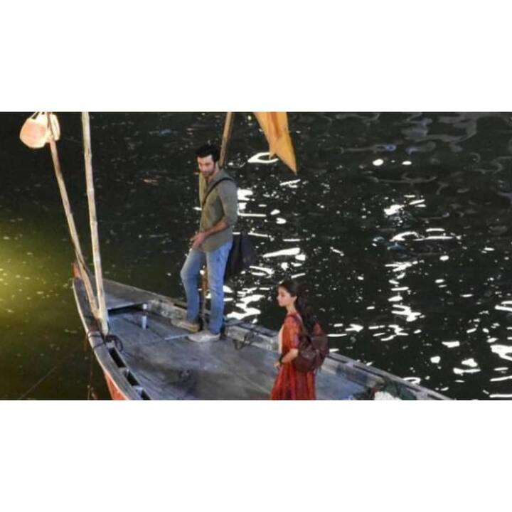इन दिनों ‘ब्रह्मास्त्र’ की शूटिंग वाराणसी में चल रही है. आलिया और रणबीर वाराणसी के किसी घाट पर नाव में किसी सीन की तैयारी करते दिखे. (तस्वीर: इंस्टाग्राम)