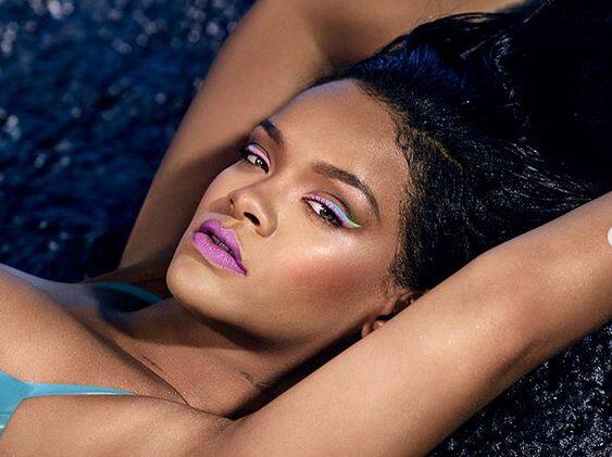 सिंगर से बिजनेस वुमन बनी रिहाना ने ना सिर्फ लॉन्जरी बल्कि अपने मेकअप प्रोडक्ट्स को प्रमोट करने के लिए फोटोशूट करवाया है. इन सभी फोटोशूट की तस्वीरें रिहाना ने अपने इंस्टाग्राम पर पोस्ट की हैं. आप भी देखिए रिहाना की ये हॉट तस्वीरें. 