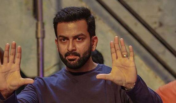 मलयालम इंडस्ट्री के सुपरस्टार पृथ्वीराज सुकुमारन इस लोकप्रियता के चार्ट पर 4223 अंकों के साथ दूसरे स्थान पर हैं. 100 में से 77.53 अंकों के साथ अपनी फैन फोलोविंग की वजह से स्कोर ट्रेंड्स के लोकप्रियता के चार्ट पर पृथ्वीराज दूसरे पायदान पर हैं.