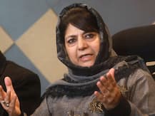 J&K: फारूक अब्दुल्ला के करीब जा रही हैं महबूबा मुफ्ती, सर्वदलीय बैठक बुलाने का अनुरोध किया