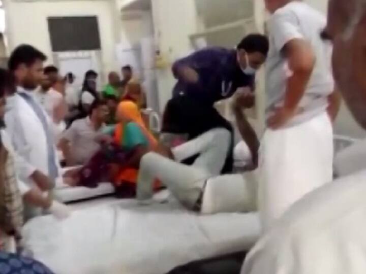 Rajasthan Video of doctor thrashing patient in Jaipur hospital goes viral जयपुर के सबसे बड़े सरकारी अस्पताल में डॉक्टर ने बेड पर चढ़कर मरीज की पिटाई की, जांच के आदेश