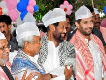 गठबंधन में तकरार के बीच रामविलास पासवान के इफ्तार में पहुंचे नीतीश कुमार और सुशील मोदी