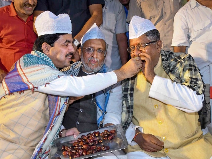 गठबंधन में तकरार के बीच रामविलास पासवान के इफ्तार में पहुंचे नीतीश कुमार और सुशील मोदी