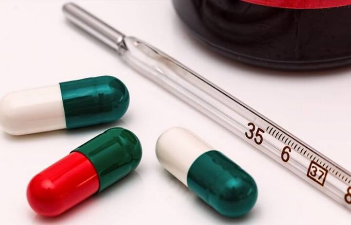 डॉ. के.के. अग्रवाल के मुताबिक, इस बीमारी के लिए अभी कोई टीका या दवा बाजार में उपलब्ध नहीं है. निपाह वायरस के इलाज का एकमात्र तरीका कुछ सहायक दवाइयां और पैलिएटिव केयर है. वायरस की इनक्यूबेशन अवधि 5 से 14 दिनों तक होती है, जिसके बाद इसके लक्षण दिखाई देने लगते हैं.