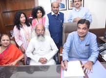 नितिन गडकरी ने पत्नी के साथ पहुंचकर मंत्रालय में संभाला कार्यभार, इस बार MSME की है अतिरिक्त जिम्मेदारी