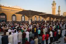 अरब देशों में आज ईद उल फितर, यहां देखें खूबसूरत मस्जिदों में नमाज की तस्वीरें