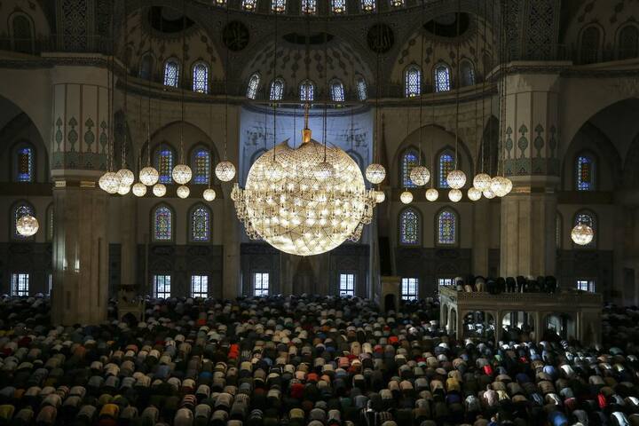 ये तस्वीर तुर्की की है. तुर्की की राजधानी अंकारा में स्थित कोकाटेप मस्जिद में नमाज अदा करते लोग. इसके साथ ही यहां अब 30 दिनों से चले आ रहे रमजान का महीना खत्म हो गया.