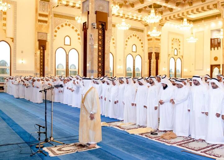 संयुक्त अरब अमीरात के प्रधानमंत्री मोहम्मद बिन राशिद, दुबई के क्राउन प्रिंस हमदन बिन मोहम्मद सहित सैकड़ों गणमान्य लोगों ने दुबई में ईद की नमाज अदा की. यह दृश्य अत्यंत खूबसूरत लग रहा है.