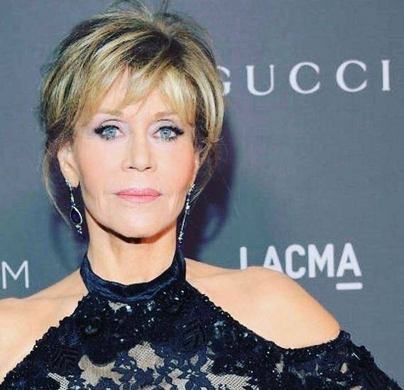  फोंडा एक सीरिज 'ग्रेस एंड फ्रेंकी' में नजर आएंगी, जो फोंडा, लिली टॉमलिन और डॉली पार्टन द्वारा निभाई गई तीन सचिवों की कहानी कहती है, जो अपने सेक्सिस्ट बॉस से अपने हिसाब-किताब बराबर करती हैं.