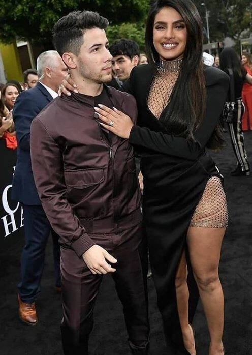 इसके साथ उन्होंने नेट का इस्तेमाल किया था. नेट पार्ट इस ड्रेस को और भी ज्यादा रिवीलिंग बना रहा था.