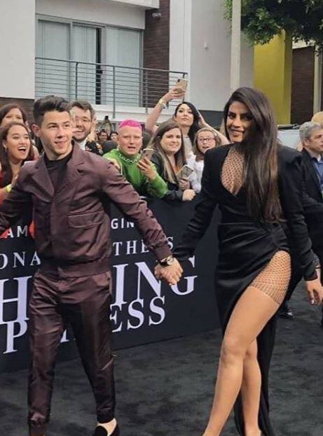 इस इवेंट के दौरान की कई तस्वीरें सामने आईं जिनमें प्रियंका का लुक काफी बोल्ड लग रहा था. साथ ही उनकी कुछ ऑकवर्ड तस्वीरें भी सामने आईं. 