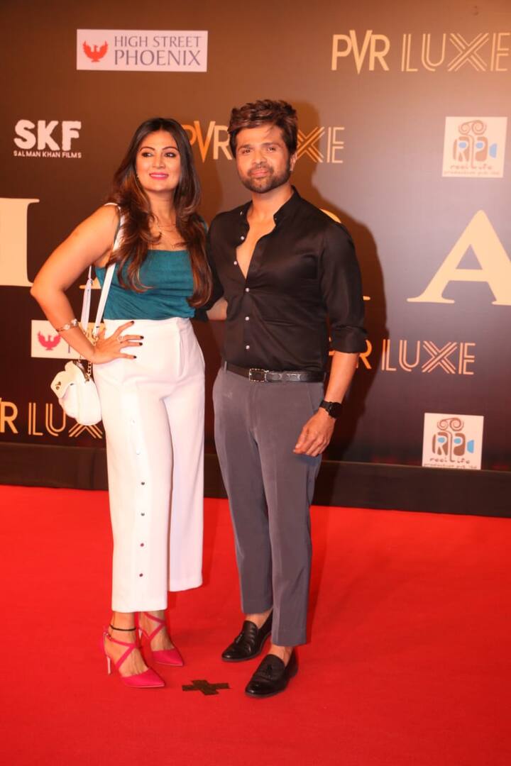 पत्नी के साथ हिमेश रेशमिया
