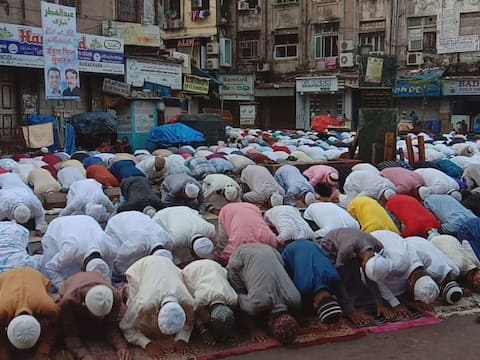 देश भर में धूमधाम से मनाया जा रहा है शांति और भाईचारे का त्योहार ईद, राष्ट्रपति ने दी शुभकामनाएं देश भर में धूमधाम से मनाया जा रहा है शांति और भाईचारे का त्योहार ईद, राष्ट्रपति ने दी शुभकामनाएं