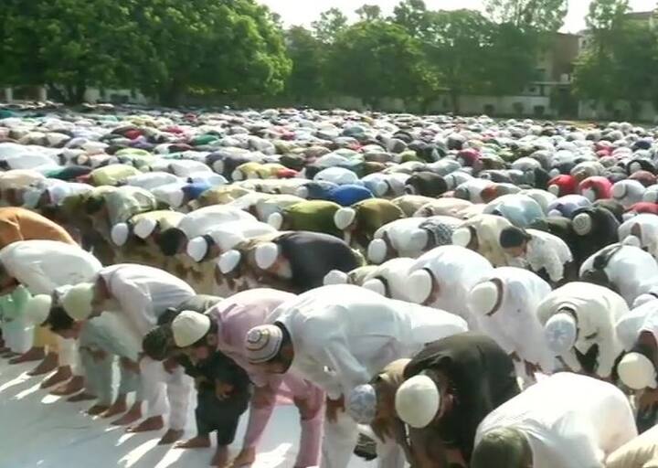 दिल्ली की फतेहपुरी मस्जिद के शाही इमाम मुफ्ती मुकर्रम अहमद ने बताया कि देश भर में आज ईद का त्यौहार मनाया जाएगा. उन्होंने बताया कि कोलकाता, बिहार में पटना समेत कई इलाकों, उत्तर प्रदेश के संभल और असम के अलावा कई जगहों से चांद के दीदार होने की पुष्टि हुई है.