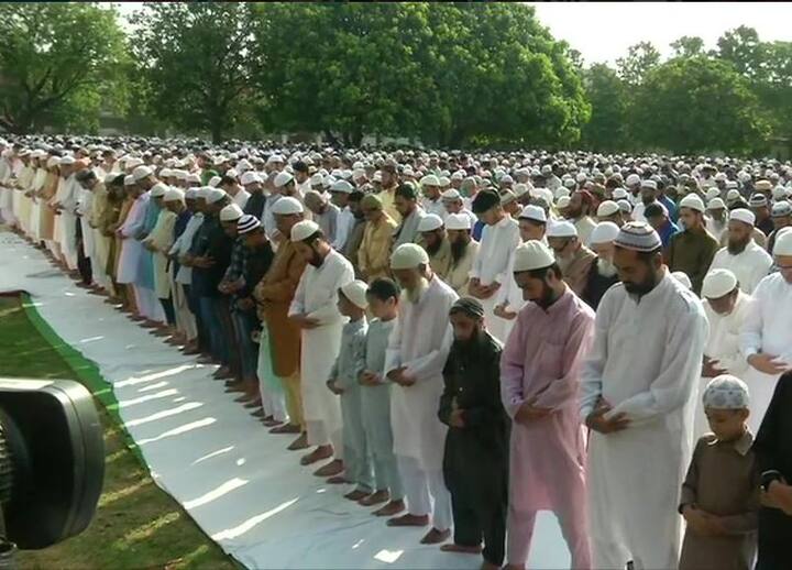 जामा मस्जिद के शाही इमाम सैयद अहमद बुखारी ने भी आज ईद का त्यौहार मनाने का ऐलान किया है. उन्होंने कहा कि देश के कई हिस्सों से चांद दिखने की तस्दीक हुई है जिसके बाद ईद मनाने का ऐलान कर दिया गया.