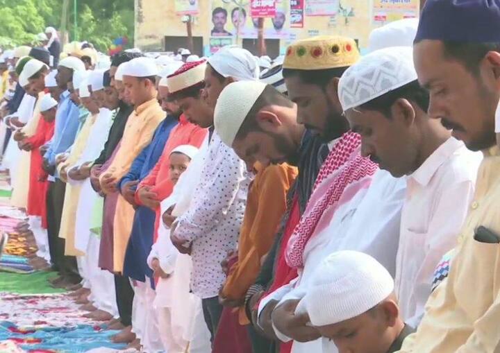 ये तस्वीर गौरखपुर के मुबारक खान शहीद ईदगाह की है. यहां लोगों ने ईद की नमाज अदा की. इस दौरान बेहद ही शानदार दृश्य देखने को मिला.