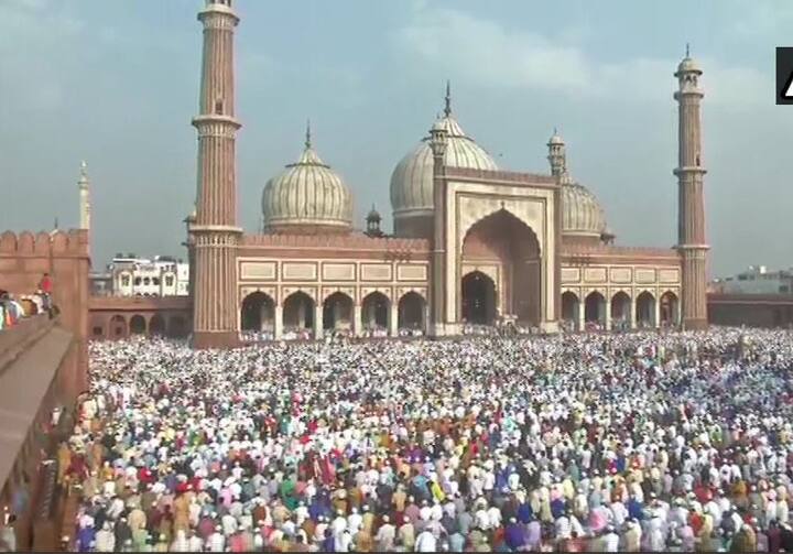 देशभर में आज ईद उल फित्र का त्योहार मनाया जा रहा है. लोगों ने सबसे पहले आज अपने नजदीकी मस्जिद पर जाकर ईद की नमाज अदा की. इसके बाद सभी एक दूसरे को मुबारकबाद दे रहे हैं. पूरे देश में इस मौके पर जश्न का माहौल है. यहां देखें देश के चुनिंदा जगहों पर नमाज अदा करते लोगों की तस्वीरें. ये तस्वीर दिल्ली के मशहूर जामा मस्जिद की है. 